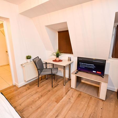 The Lincoln Suites - Central Shabbat Friendly Apartments Бухарест Экстерьер фото