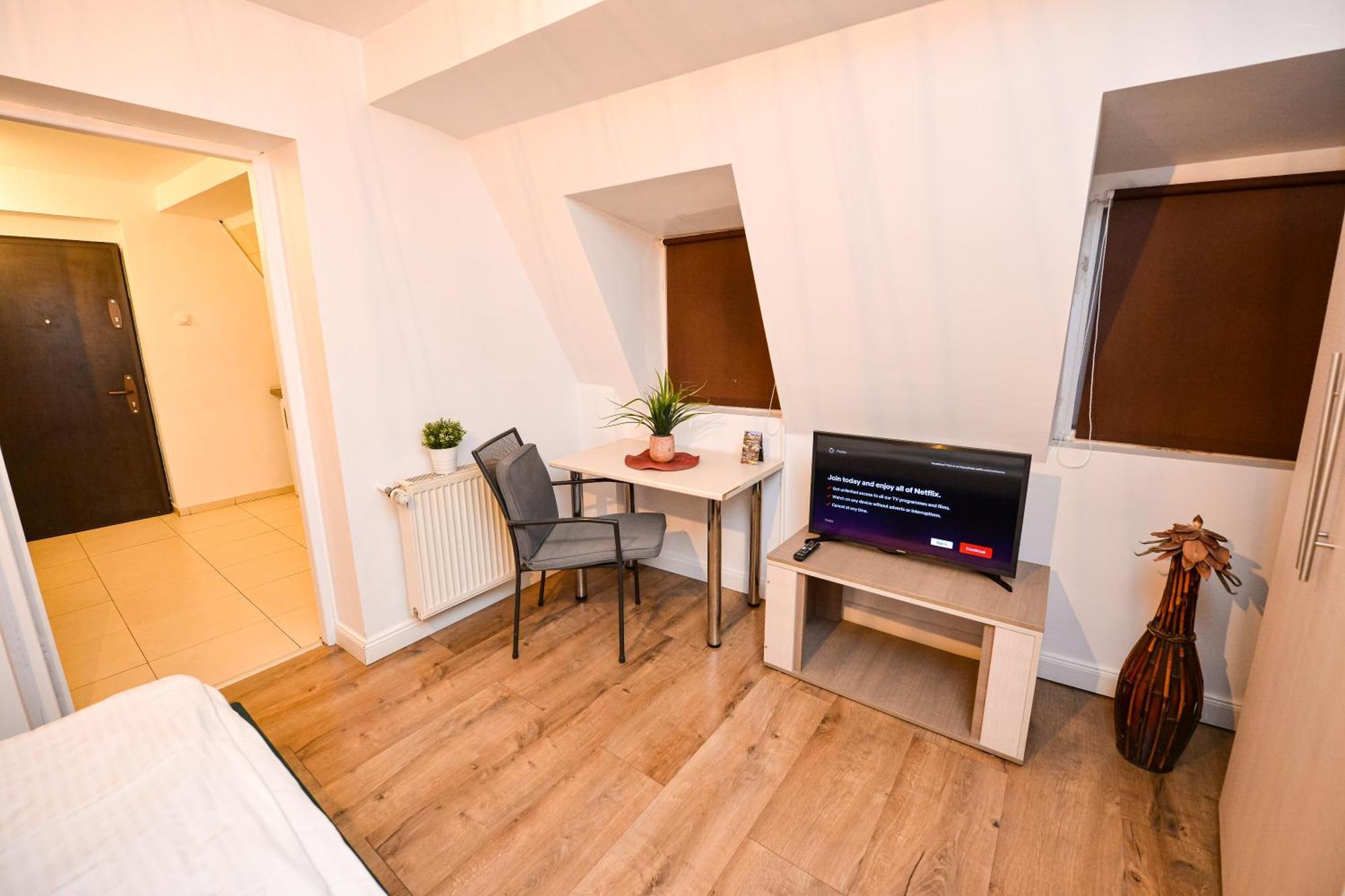 The Lincoln Suites - Central Shabbat Friendly Apartments Бухарест Экстерьер фото